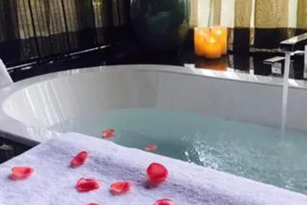 北京通州区水疗池中的失重冥想：当身体学会漂浮